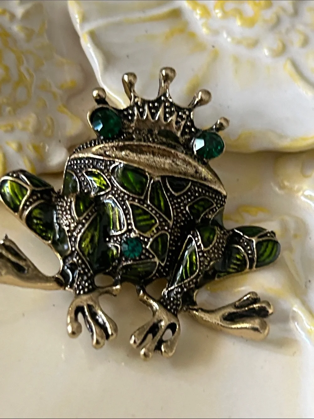 Crowned Green Jeweled Frog Accent brooch Unbranded